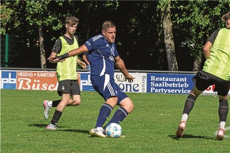 Bitter. Der SV Hage traf dreimal. Lars Hinrichs (hier gegen SF Larrelt/Wybelsum) markierte seinen fünften Saisontreffer. Zum Punkt reichte das nicht. Foto: Ute Bruns
