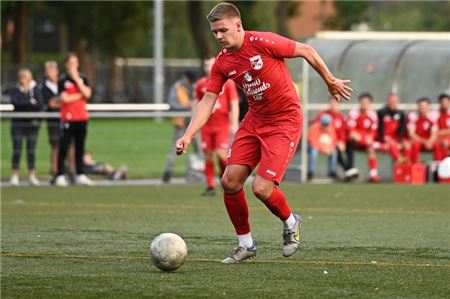 Bittere Diagnose. Marek Janssen hat sich beim 1:6 im Derby gegen den SV Hage das Kreuzband gerissen und sich zudem einen Knorpelschaden zugezogen. Foto: Ute Bruns