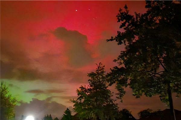 Björn Diekmann aus Norden hat dieses Bild der Polarlichter über der Grundschule Süderneuland mit einer Drei-Sekunden-Langzeitbelichtung eingefangen.