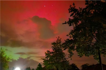 Björn Diekmann aus Norden hat dieses Bild der Polarlichter über der Grundschule Süderneuland mit einer Drei-Sekunden-Langzeitbelichtung eingefangen.