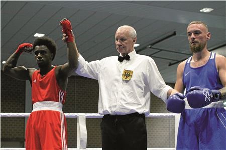 Blitzschnell gewonnen. Ousmane Diallo traf den chancenlosen Maik Koch von BO Saterland mit einem rechten Haken schwer am Kinn, was für einen K.o. in der ersten Runde sorgte. Foto: Johannes Müller