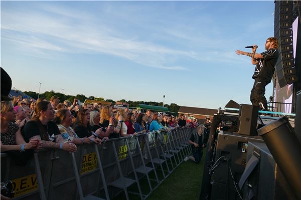 Bloß nicht unterkriegen lassen: Rea Garvey präsentierte sich beim Open Air in Tannenhausen als Mutmacher. Foto: Werner Jürgens