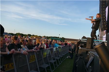 Bloß nicht unterkriegen lassen: Rea Garvey präsentierte sich beim Open Air in Tannenhausen als Mutmacher. Foto: Werner Jürgens