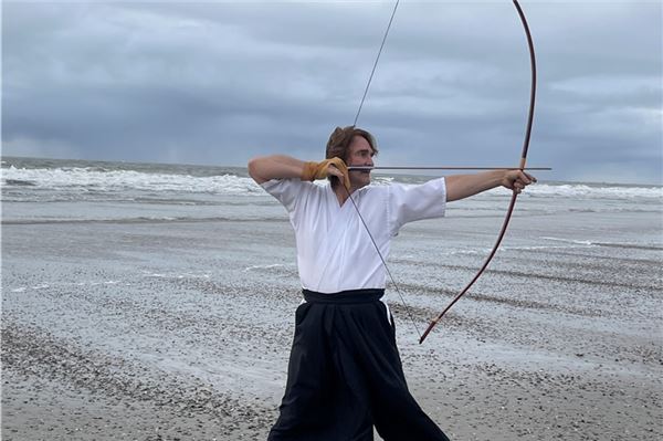 „Pfeil für Pfeil ins Jetzt“ Bogenmeister Stefan Kirner in Aktion am Strand von Norderney. Foto: Privat