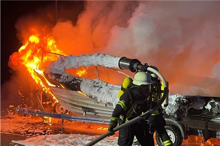 Boot, Trailer und ein Kofferanhänger standen lichterloh in Flammen.