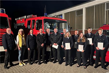 Brandabschnittleiter-Nord Jochen Behrends, stellvertretende Bürgermeisterin Sabine Graver (CDU), Gemeindebrandmeister Thomas Rohdemann, Ortsbrandmeister Jens Janssen, Daniel Sobania, Jens Rosendahl, Thade de Groot, Imke Graver, stellvertender Ortsbrandmeister Patrick Behrends, Alina Schweser, Hilko Uphoff und Lars Dringenberg (v. l.).