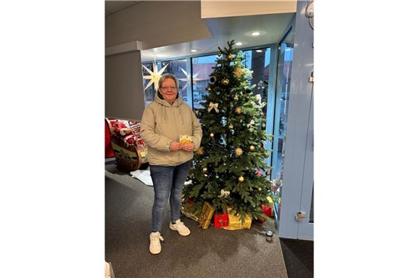 Marienhafe zählt die Stunden Brigitte Siebels aus Osterupgant darf sich über 100 Euro freuen. Das Glückslos hatte sie sich bei der Score-Tankstelle in Marienhafe gekauft.