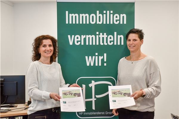 Britta Rost (v.L.) und Astrid Janßen überreichen die Exposé der Wohnungen.