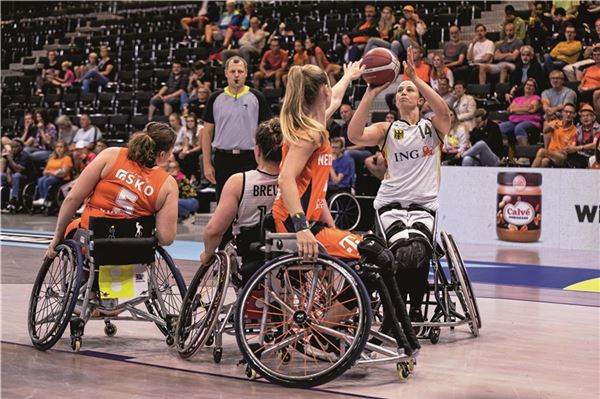 Brookmerlanderin spielt wieder für Deutschland. Auf den Top-Favoriten Niederlande treffen Lena Knippelmeyer und die deutschen Frauen am Montag. Los geht es gegen Frankreich. Foto: Steffie Wunderl