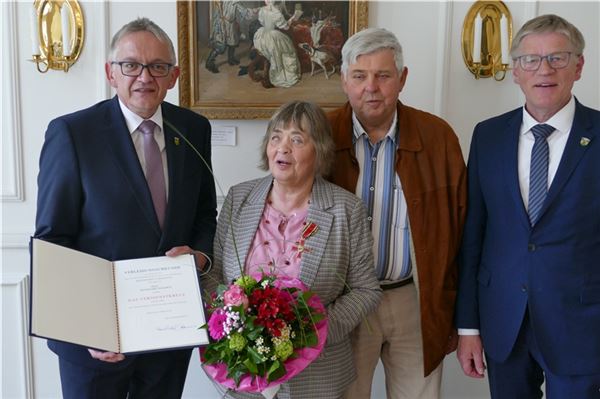 Brückenbauerin und Mutmacherin: Hannelore Folkerts an der Seite ihres Mannes Rieke nebst Landrat Olaf Meinen (links) und Bürgermeister Horst Feddermann (rechts). Foto: Werner Jürgens