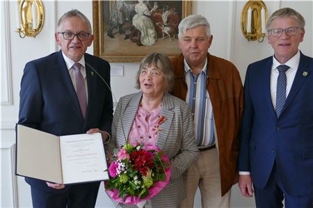 Brückenbauerin und Mutmacherin: Hannelore Folkerts an der Seite ihres Mannes Rieke nebst Landrat Olaf Meinen (links) und Bürgermeister Horst Feddermann (rechts). Foto: Werner Jürgens