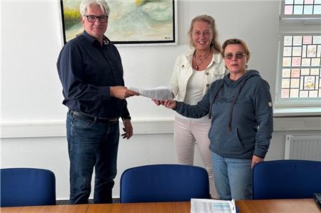Bürgermeister Dr. Tjark Goerges (v. l.) erhielt von Heike Heiken und Julia Löhmann die Liste mit den Unterschriften für das Bürgerbegehren. Foto: privat