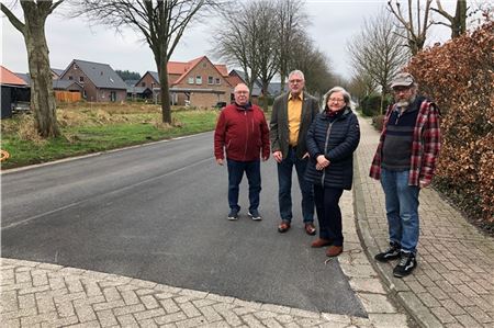 Bürgermeister Egon Völlkopf (2. v. l.) und weitere Politikvertreter freuen sich über die abgeschlossene Sanierung von rund 270 Metern der Straße Hilgenbur.