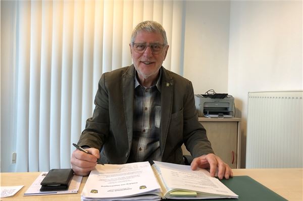 Bürgermeister Egon Völlkopf schätzt den Kontakt zu den Bürgerinnen und Bürgern und nimmt deren Anliegen, mit dem sie in die Bürgersprechstunde kommen, ernst. Foto: Hauke Eilers-Buchta