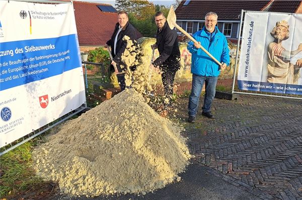 Bürgermeister Florian Eiben, Stadtbaurat Christian Pohl und der Süderneulander Ortsvorsteher Wolfgang Hinrichs (von links) freuten sich beim symbolischen ersten Spatenstich über den Start der lange geplanten Sanierung.