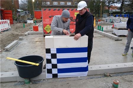 Bürgermeister Frank Ulrichs legte bei der Grundsteinlegung des neuen Personalhauses kräftig Hand an.Fotos: Jörg Valentin