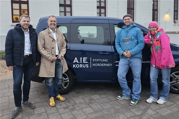 Bürgermeister Frank Ulrichs und Stiftungsvorstand Ralph Krone übergeben das Essen auf Rädern Mobil an Hol di toi mit Thomas Schreiber und Katharina Giebel. Foto: Stadt Norderney 