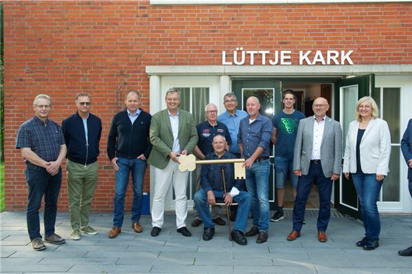 Bürgermeister Heiko Schmelzle übergab am Dienstag symbolisch den Schlüssel zur „Lüttje Kark“ an Ortsvorsteher Gerd Hoffmann. Mit ihnen freuten sich die Vertreter der Vereine, Rat und Verwaltung sowie vom Amt für regionale Landesentwicklung. 