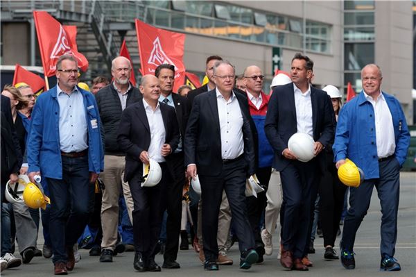 Bundeskanzler Olaf Scholz, Ministerpräsident Stephan Weil und Wirtschaftsminister Olaf Lies sind zurzeit bei der Meyer Werft.