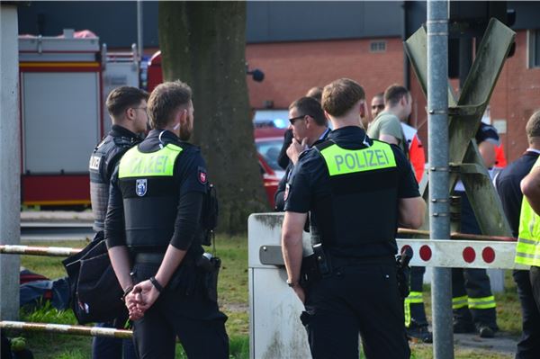 Rettungskräfte vor Ort: Bahnübergang in Norden derzeit voll gesperrt Bundespolizei, Feuerwehr und Rettungskräfte sind vor Ort.