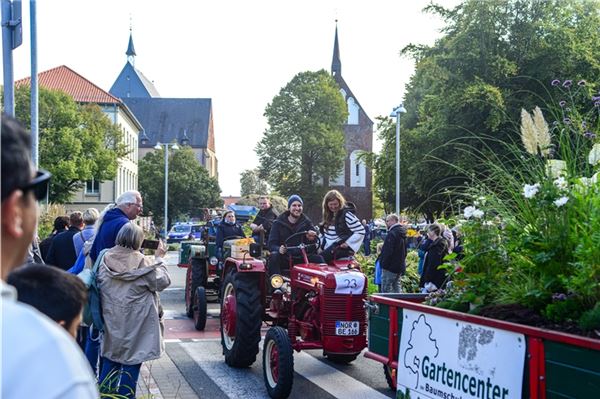 Bunt geschmückt fuhr der Treckerkorso durch die Stadt. Foto: Nina Lehmann