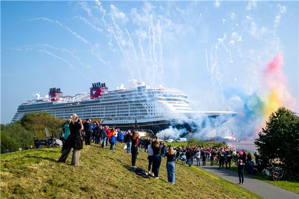 Bunt und laut: Das nächste Kreuzfahrtschiff verlässt am Mittwoch die Meyer Werft.