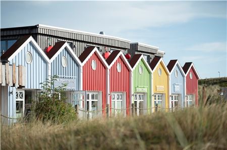 Bunte „Hummerbuden“ auf Langeoog. Die Insel mit 1400 Einwohnern überzeugte die Jury mit ihrem konsequenten Fair-Trade-Konzept.Foto: Meret Edzards-Tschinke