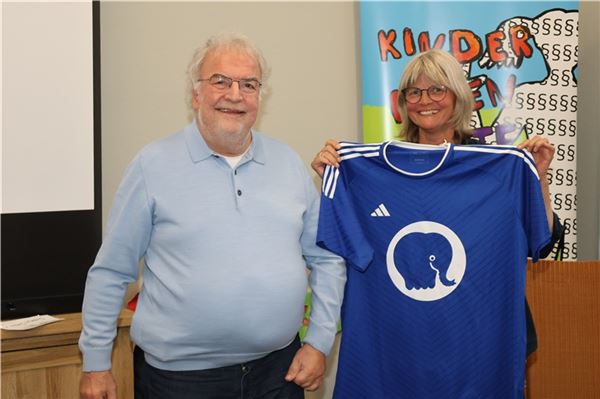 BVB-Fan Dr. Wilfried Lüdeking erhielt von Maike Farny-Carow ein blau-weißes T-Shirt – aber natürlich mit einem Motiv, das er auch anziehen mag. Foto: Irmi Hartmann