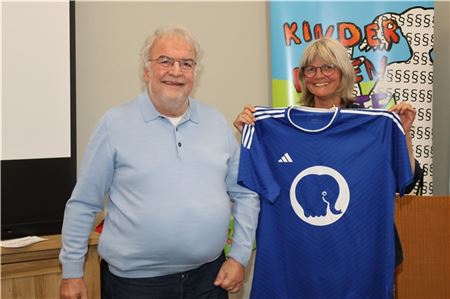 BVB-Fan Dr. Wilfried Lüdeking erhielt von Maike Farny-Carow ein blau-weißes T-Shirt – aber natürlich mit einem Motiv, das er auch anziehen mag. Foto: Irmi Hartmann