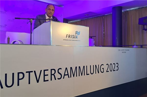 Carl-Ulfert Stegmann beim Jahresbericht vor den Frisia-Aktionären