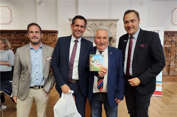 Cay-Hendryk Meyer, Ministerpräsident Olaf Lies, Landschaftspräsident Rico Mecklenburg, Präsident der Ostfriesischen Landschaft, und Matthias Huber, stellvertretender Landschaftspräsident der Oldenburgischen Landschaft sowie Bürgermeister der Gemeinde Apen. Foto: Grietje Kammler, Ostfriesische Landschaft
