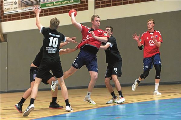 Chance genutzt. Auch beim Tabellennachbarn Wilhelmshaven setzte TuRa – beim Wurf Aimo Stöver – sich durch. Foto: Ute Bruns