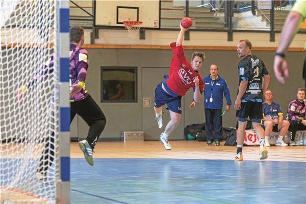 Chance nutzen. TuRa – beim Wurf Falk Kurtz – lieferte dem FC Schüttorf 09 zuletzt enge Spiele. Foto: Meret Edzards-Tschinke