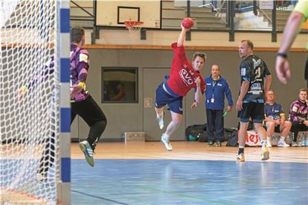 Chance nutzen. TuRa – beim Wurf Falk Kurtz – lieferte dem FC Schüttorf 09 zuletzt enge Spiele. Foto: Meret Edzards-Tschinke