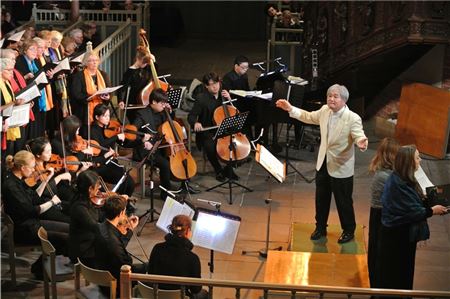 Chorleiter Tai-Lee Park und seine Musikerinnen und Musiker interpretieren regelmäßig Bibelverse.