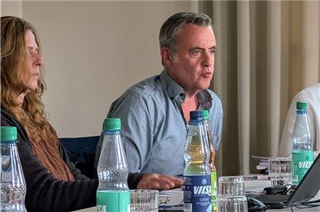 Christian Behringer sprach über den aktuellen Stand der Grundschulschließungen. Foto: Nicole Frischlich