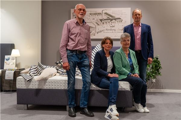 190 Jahre Bettenhaus Barghoorn in Emden Cornelia Hoffmann und Wilma Feilscher (sitzend, v.l.) übernahmen Anfang 2024 das Geschäft. Peter (l.)und Dirk Barghoorn bleiben dem Geschäft im Hintergrund verbunden.