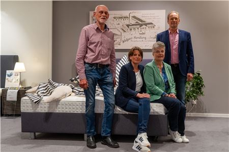 Cornelia Hoffmann und Wilma Feilscher (sitzend, v.l.) übernahmen Anfang 2024 das Geschäft. Peter (l.)und Dirk Barghoorn bleiben dem Geschäft im Hintergrund verbunden.