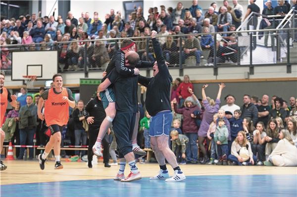 Da kommt Freude auf. Auf den großen Endspieltag hatten Teilnehmer und Zuschauer hingefiebert. „Fein-Leckar Löten“ siegte. Foto: Meret Edzards-Tschinke