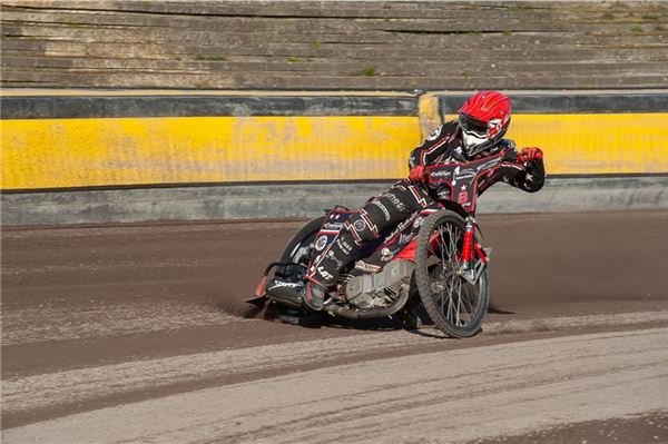 Pfingstveranstaltung fällt ins Wasser: MC Norden sagt Super Pokal ab Da war noch alles im grünen Bereich. Ben Iken vom MC Norden nutzte hier das Training, um die Motorleistung zu überprüfen. Jetzt musste das Speedwayrennen abgesagt werden.