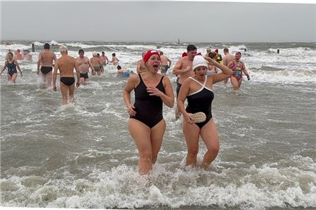 Da zischt die eisige Gischt. Die Freunde des Norderneyer Anbadens freuten sich auch bei extremen Bedingungen. Fotos: Noun