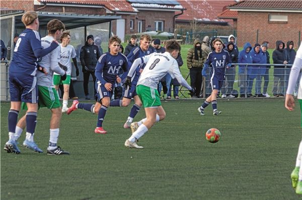 Dagegengehalten. Ihren Gegner nicht davonziehen lassen haben die A-Jugendlichen des SV Hage (blau) im Spitzenspiel gegen die JSG Jheringsfehn/Esens/Dornum. Foto: Johannes Müller