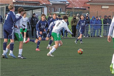 Dagegengehalten. Ihren Gegner nicht davonziehen lassen haben die A-Jugendlichen des SV Hage (blau) im Spitzenspiel gegen die JSG Jheringsfehn/Esens/Dornum. Foto: Johannes Müller