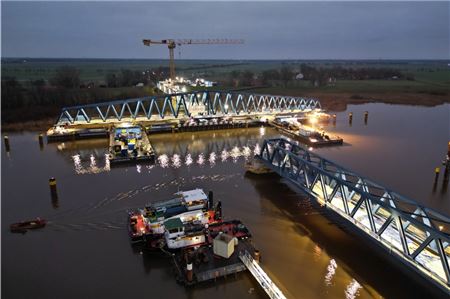 Das 145 Meter lange Mittelteil für die neue Friesenbrücke wird Stück für Stück auf seine Position gebracht und montiert.