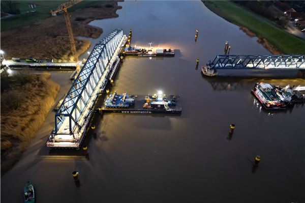 Letztes Brückenteil für neue Friesenbrücke eingesetzt