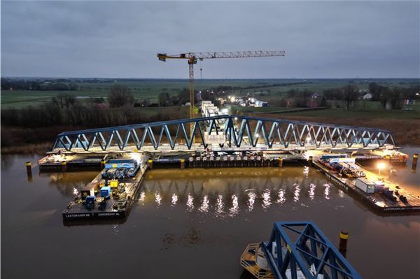 Letztes Brückenteil für neue Friesenbrücke eingesetzt