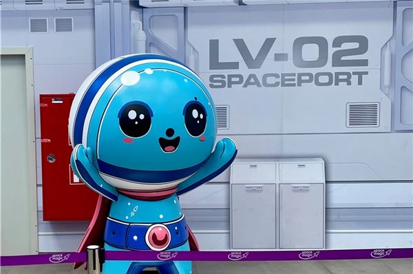 Das Alien-Maskottchen Cosmoo ist vor allem bei Kindern sehr beliebt, auch als Plüschtier im Space Magic-Shop. Foto: Hauke Eilers-Buchta