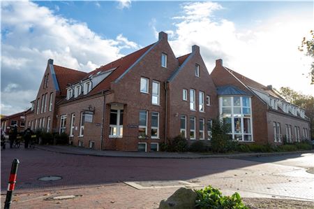 Das alte Seniorenhuus beherbergt keine Senioren mehr. Die Greetsieler hatten befürchtet, dass es nun umgewandelt wird zu einem reinen Ferienwohnungskomplex. Das wird aber nicht der Fall sein. Foto: Ute Bruns