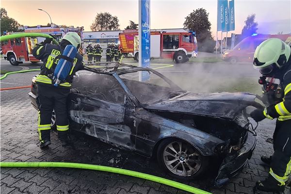 Das Auto brannte vollständig aus.