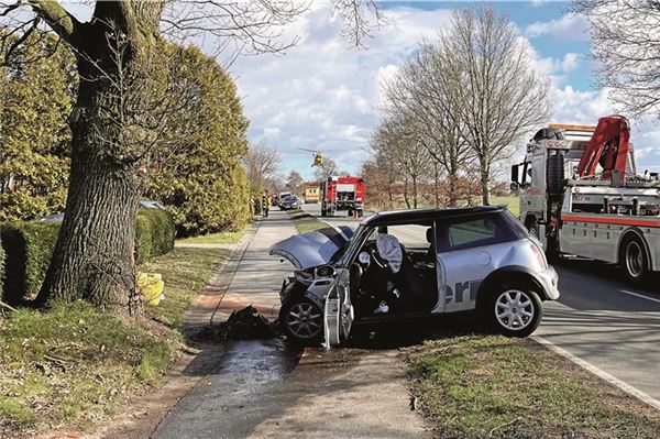 Das Auto des jungen Mannes wurde beim Unfall stark beschädigt. Foto: Feuerwehr